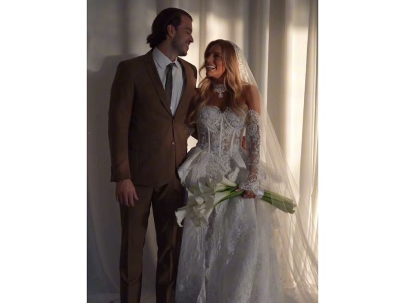 Gabriella e Bernardo O ‘sim’ de amor dos noivos Gabriella Bobato e Bernardo Rebelo aconteceu em Floripa, na Alameda Casa Rosa que ganhou charme especial para o acontecimento. Lógico que a produção da noiva foi todinha da equipe G Beauté e ela estava deslumbrante, mais linda ainda do que já é. O vestido da Gabi foi confeccionado pela estilista itajaiense Karla Vivian. O casal vai morar em BC assim que voltar da lua de mel na África do Sul. Felicidades pra vocês! 