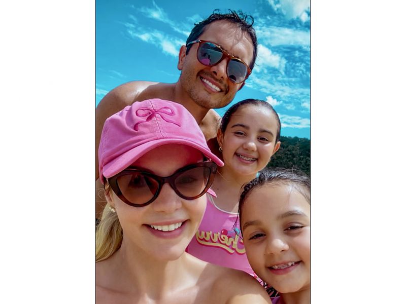 Em Bombinhas - Patrícia e Leandro Werner com as filhas Alícia e Lívia