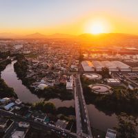 Cidade em chama mansa