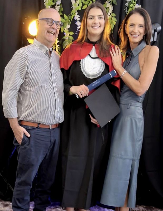 Parabéns a dra. Isabella Klaser Henschel, que colou grau em Direito e recebeu o carinho de seus pais, os queridos Ale e Gustavo