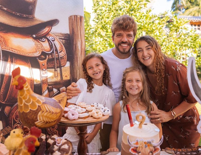Niver da Annalu Nikel Heil foi bem do jeitinho que ela queria, estilo vaca e sítio, feliz com seus pais Glauco e Carol, a mana Celine e muitos amigos. Parabéns!