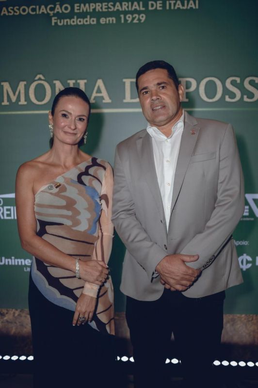  Thaisa Nascimento Correa, presidente da ACII e o prefeito Robison Coelho durante a posse da nova diretoria da entidade que aconteceu no Itamirim Clube de Campo