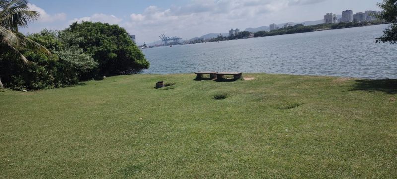 Jogo do empurra-empurra. Buraqueira em um gramado na praia da Atalaia é “armadilha disfarçada” que ninguém dá jeito. Prefa diz que é com o porto, que diz que é com a prefa... (foto: divulgação)