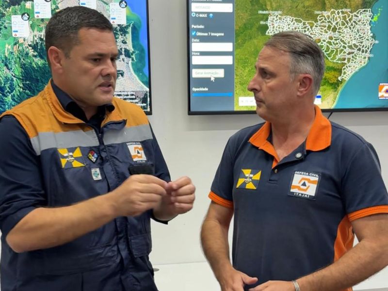 O prefeito da city pexêra, Robison Coelho (PL), esteve nas ruas com a Defesa Civil durante o perrengue das chuvas e quer soluções pra amenizar o drama de quem é atingido pelas águas (foto: divulgação)