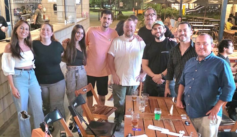 Greici Siezemel, Renata Rutes, Anyelle Mendes, Gerson Filipe, chef Gavin Thompson, Rafael Weiss, Daniel Nardes, Patrick Schneider e Murilo José, galera da imprensa (bem representada) que foi conferir, e aprovou, as novas delícias do menu Balbúrdia Itajaí