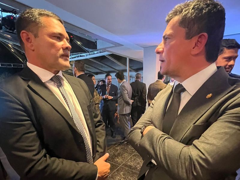 Prefeito Robison Coelho (PL) conversando com o senador Sergio Moro (PL) no anúncio, em Brasólia, que promete transformar Itajaí em um verdadeiro polo de saúde, e trazer diversas indústrias, laboratórios e universidades pra transformar a realidade do Brasil no que toca à sua soberania nesta área