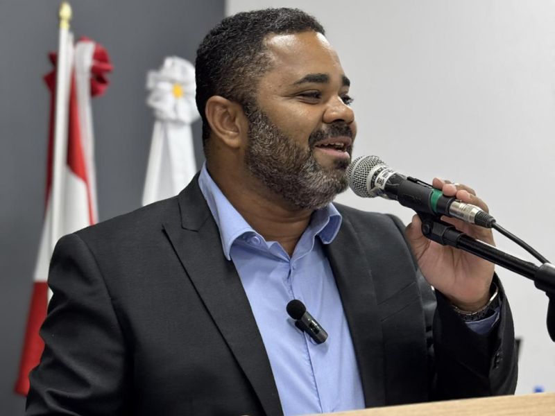 Tchau e bença? O vereador Claudinho da Lan House (PSD) entrou em rota de colisão com o prefeito de Camboriú, Leonel Pavan (PSD), e pode deixar a base do governo. A bocuda Inalda do Carmo (PSD) pode seguir o mesmo caminho. Eitcha