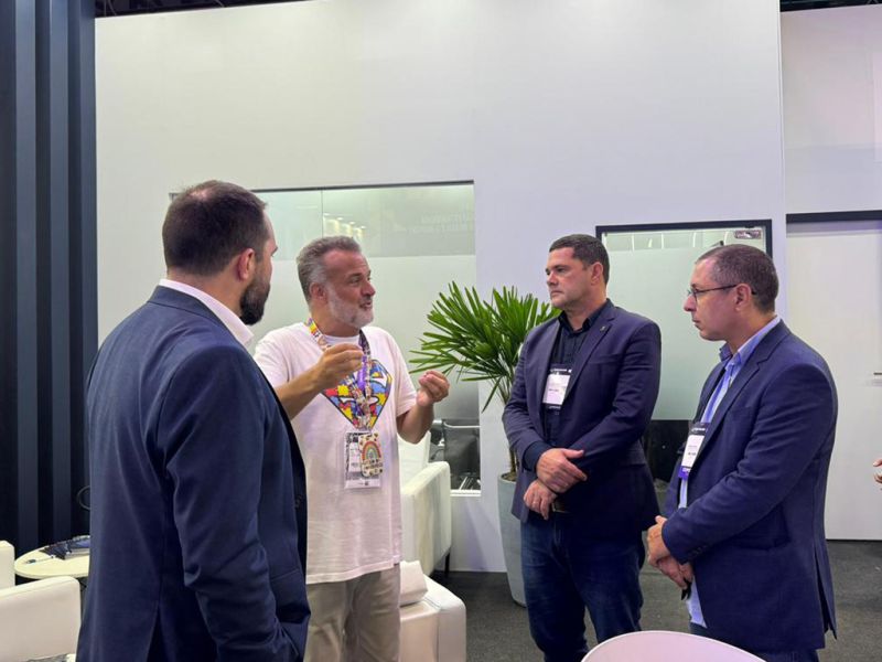 Vai rolar aula de inglês digrátis em Itajaí. O prefeito Robison Coelho (PL), o presidente da Invest Itajaí, Níkolas Reis, e o secretário interino de Desenvolvimento Econômico, Rodrigo Bonfanti, conversaram com o chefão da Gled Global Education, na Intermodal