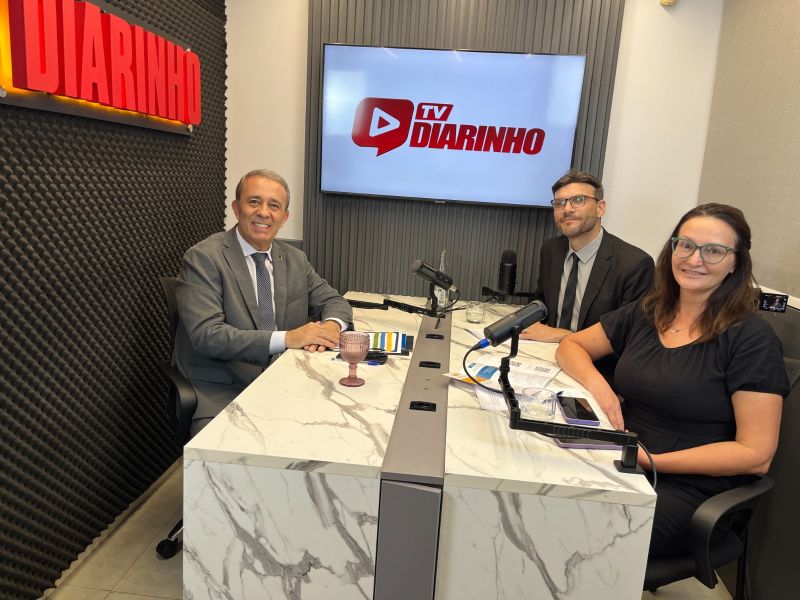 O desembargador e presidente do TRE/SC, Carlos Roberto da Silva, participou do Diz Aí! comandado pela jornalista Fran Marcon, com a participação do advogado sabichão-eleitoral, Marcelo Vrenna. Assista na TV DIARINHO no YouTube e leia a entrevista na edição do jornal do finde (foto: divulgação)