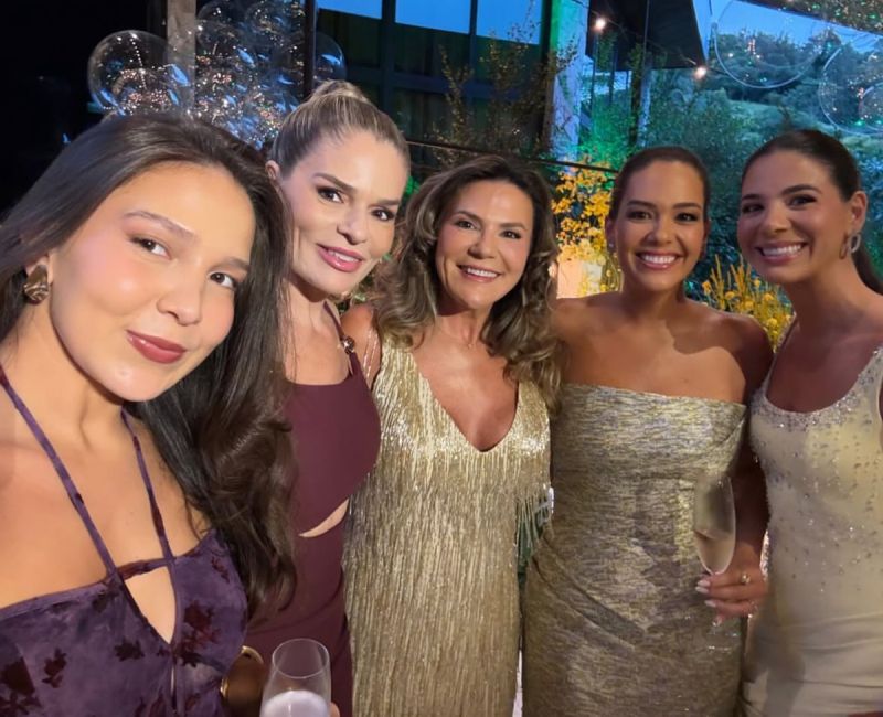 Mulherada linda e eu não resisti de publicá-las assim mais de pertinho: Guta, Isabel, Regina, Katherine e Nathália Dalçoquio