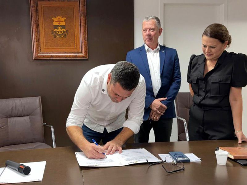 Educação! O prefeito de Itajaí, Robison Coelho (PL), assinou a ordem de serviço da nova escola no loteamento Nilo Bittencourt. Ao seu lado o vice, Rubens Angioletti (PL) e a secretária de Educação, Michélle Rigueira (foto: divulgação)