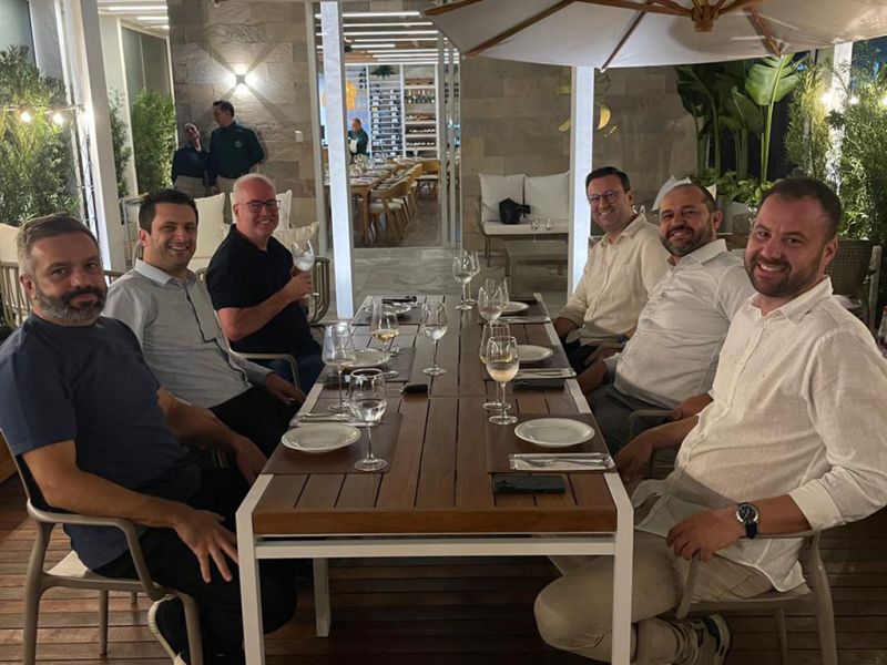 Enogastronomia - Cabeçudas conta agora com a Enoteca 75 Praia. O wine bistrô reúne gastronomia e lazer em um dos bairros mais charmosos de Itajaí. O empresário Marcelo Sanguitão recebeu clientes e amigos na noite de quarta-feira. Entre os presentes estavam o procurador Alan Patrick da Silva, o presidente da Câmara de Vereadores de Itajaí, Fernando Pegorini, o empresário Wagner Lúcio, o chefe de gabinete do prefeito Robison Coelho, André Sandri, o procurador-geral de Itajaí, Marcio Dornelles e Rafael Albanez, chefe de gabinete do vice-prefeito Rubens Angioletti. (foto: Yasmim Primieri )