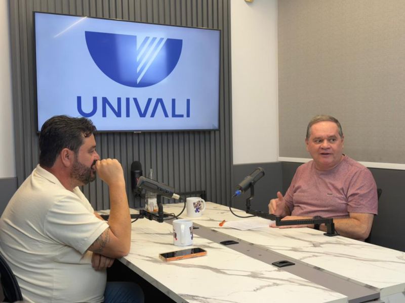 O eterno primeiro-ministro de Itajaí e comandante do podcast Polilógica, Jean Sestrem, participou do Desembucha, JC. Assista no: youtube.com/@DesembuchaJC (foto: Musa dos olhos coloridos)