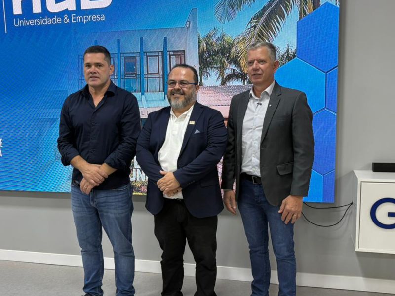 O prefeito Robison Coelho (PL) e o vice-prefeito Rubens Angioletti (PL), acompanhados de secretários, fizeram uma visita de cortesia ao reitor da Univali, Rogério Corrêa (foto: divulgação)