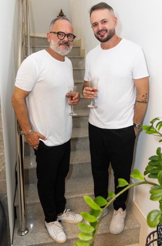 Denis Bittencourt e Evandro Amaral reinauguraram em noite de pura celebração o Spazio & L’élégance – Beauty & Aesthetics que fica no Edifício Four Seasons, em BC. Na ocasião, seus clientes, parceiros e convidados puderam conhecer o novo conceito do espaço, que agora oferece um serviço ainda mais exclusivo no segmento de beleza e estética